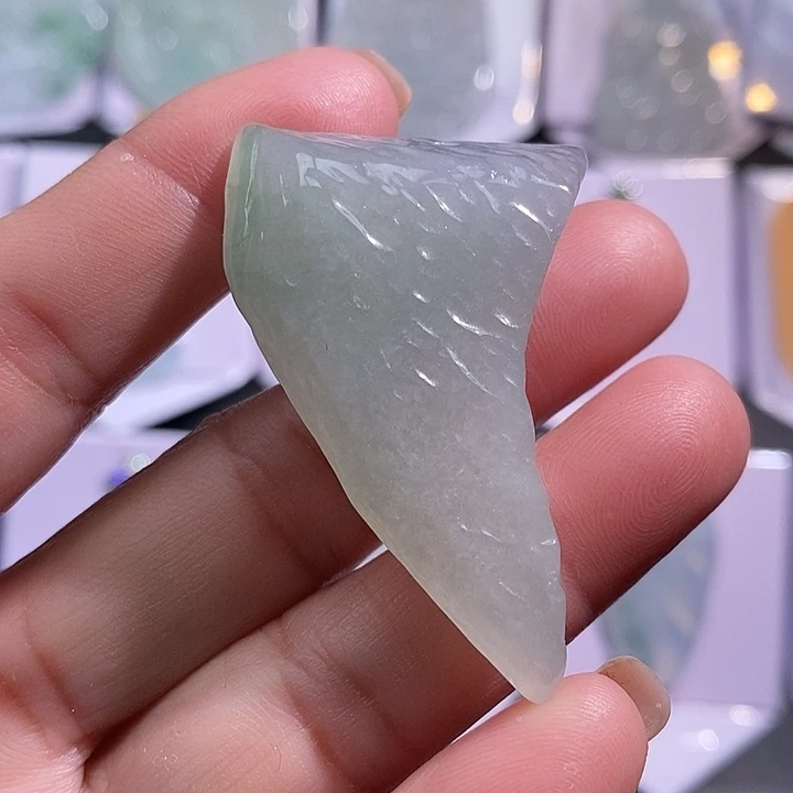 翡翠未镶嵌颈饰狼牙