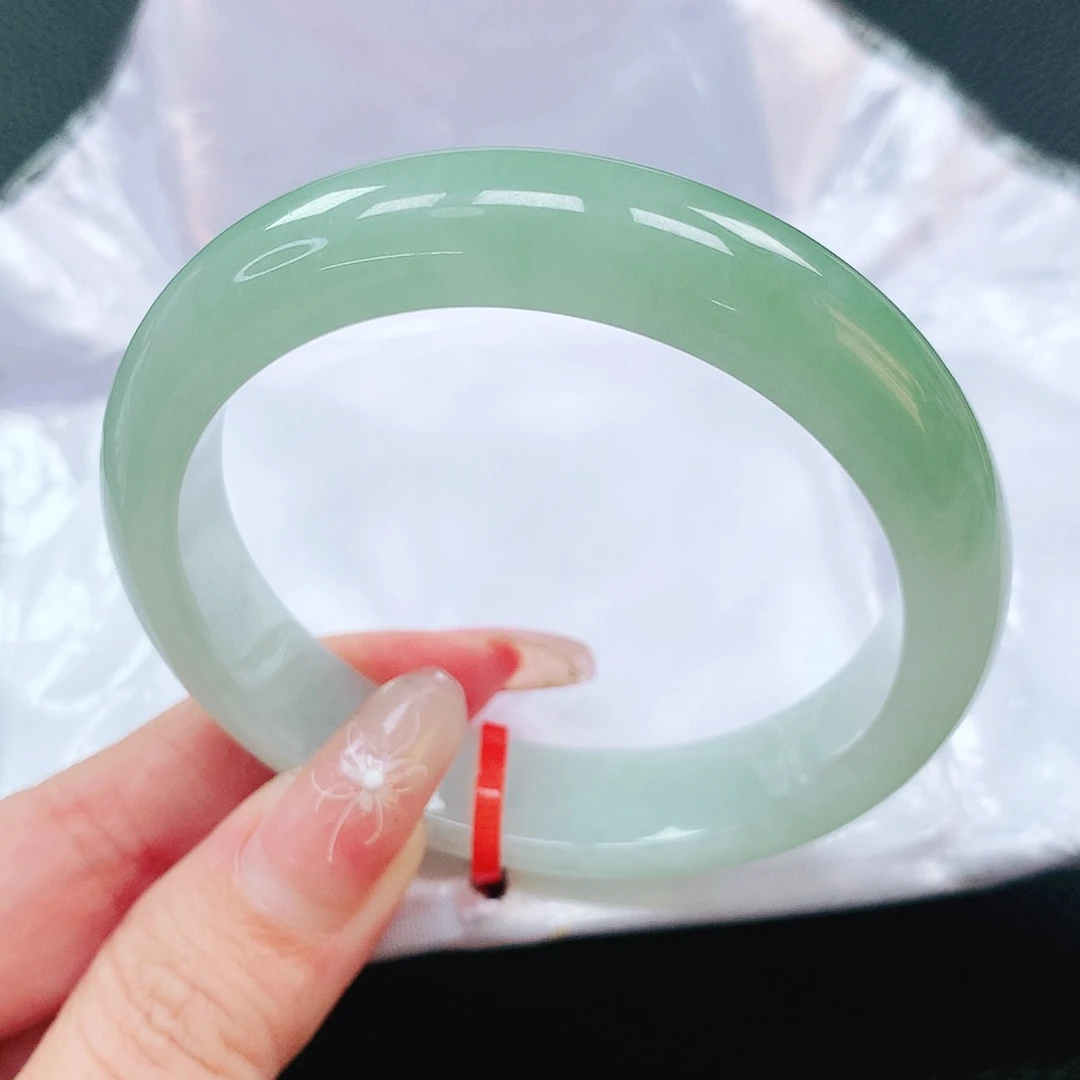翡翠手镯未镶嵌55圈