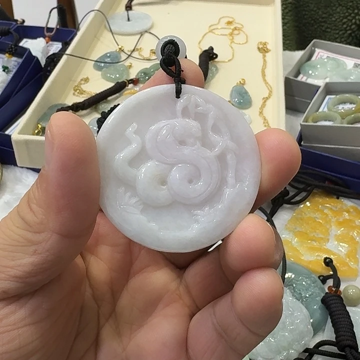 翡翠未镶嵌颈饰蛇牌