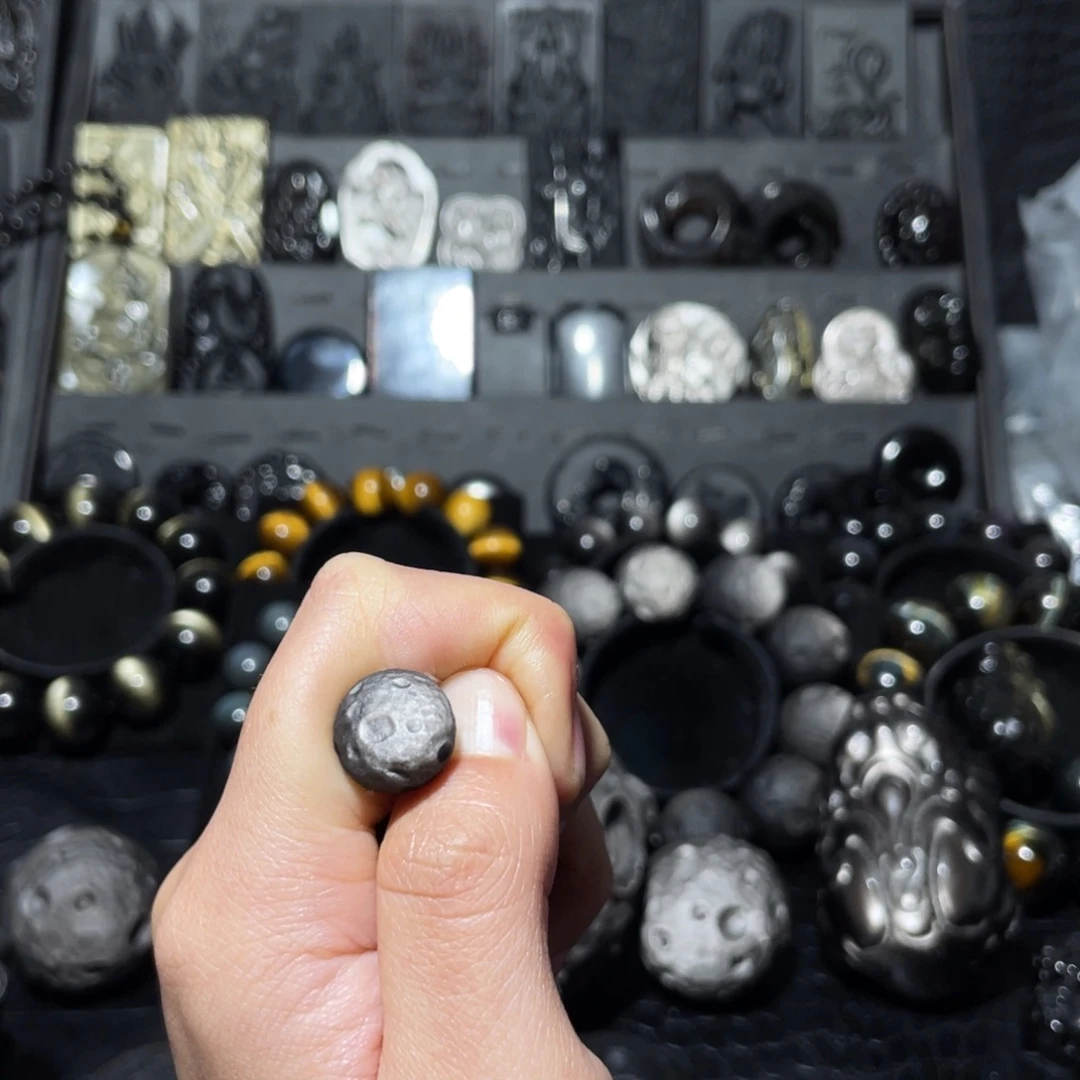会***姐黑曜岩未镶嵌珠宝奇石