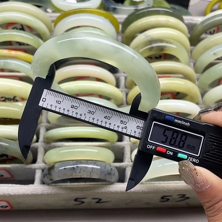 蛇纹石玉未镶嵌手镯210