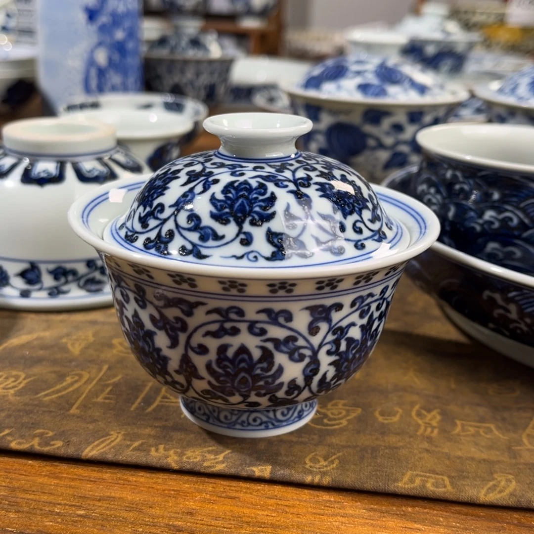 微瑕缠枝莲盖碗盖碗