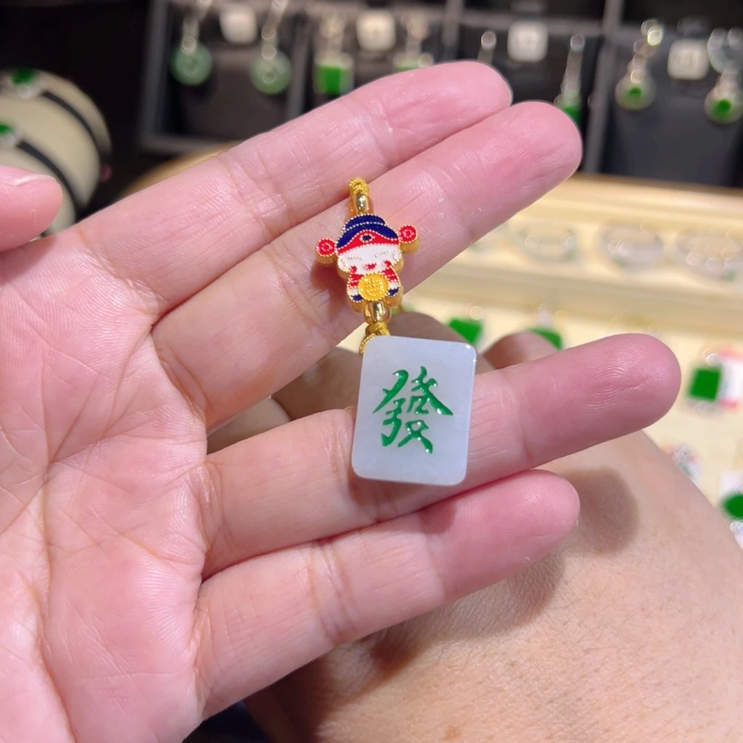 翡翠18K金镶嵌颈饰包挂