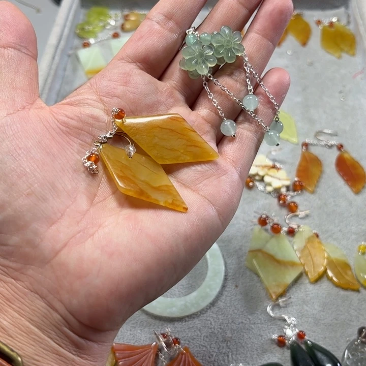蛇纹石玉合金耳饰