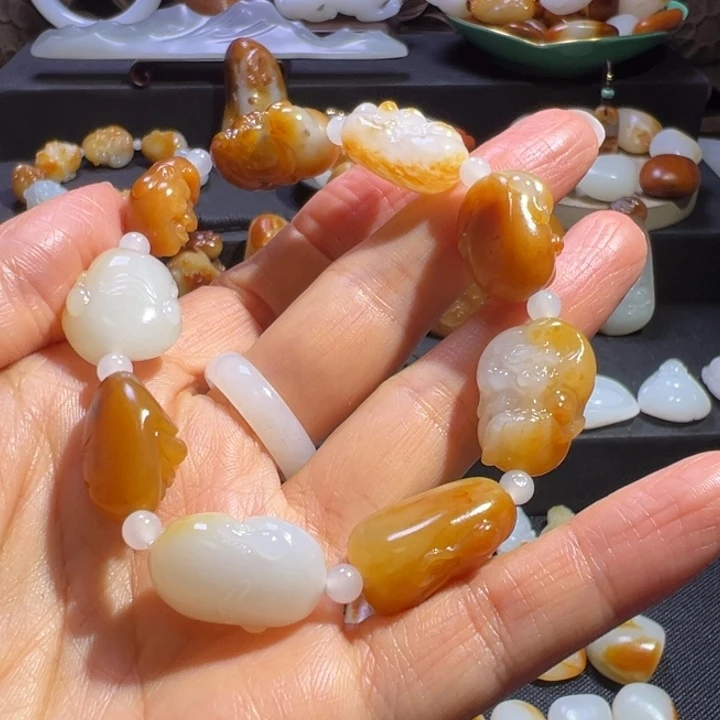 揽***月和田玉（黄玉）未镶嵌颈饰