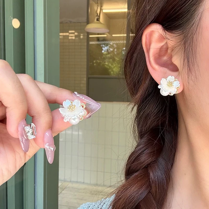 铜合金耳饰 7121轻奢高级感气质大气珠珠花朵耳钉女独特耳环精致