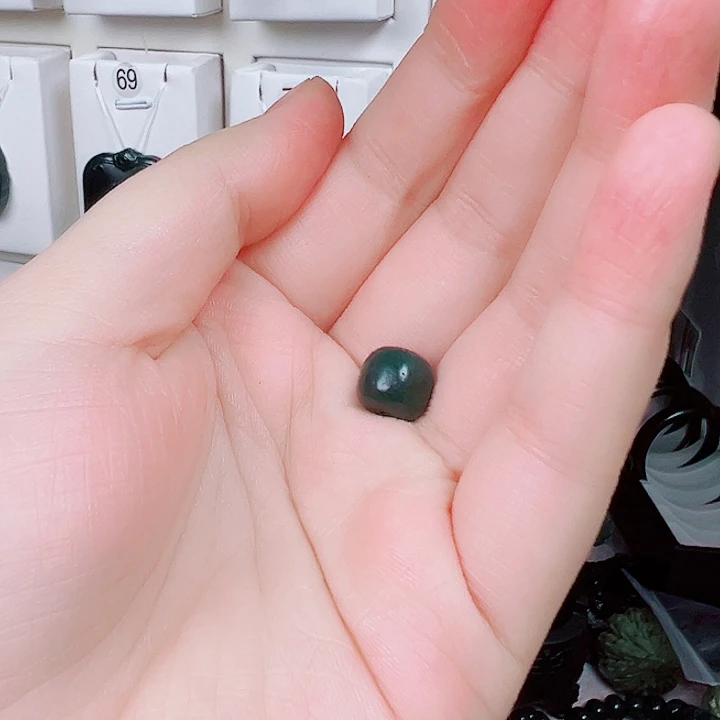 蛇纹石玉颈饰未镶嵌君**玉