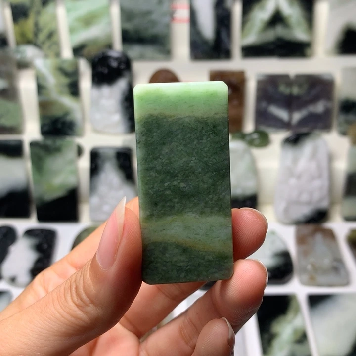 独山玉未镶嵌颈饰