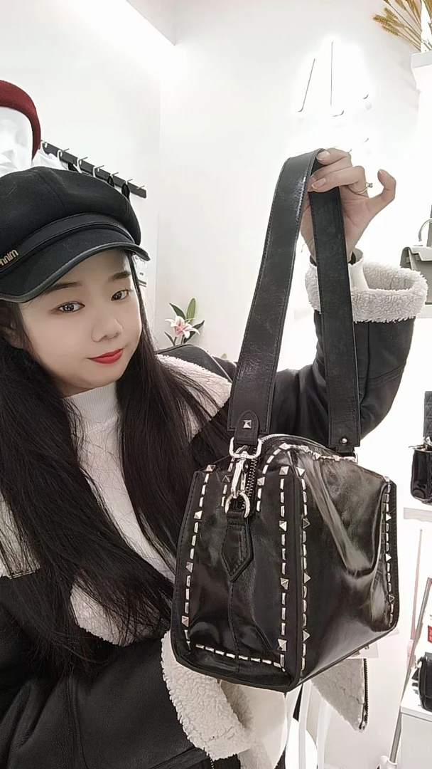 小花皮具2025新款手工金属铆钉时尚女，牛皮单肩斜跨包