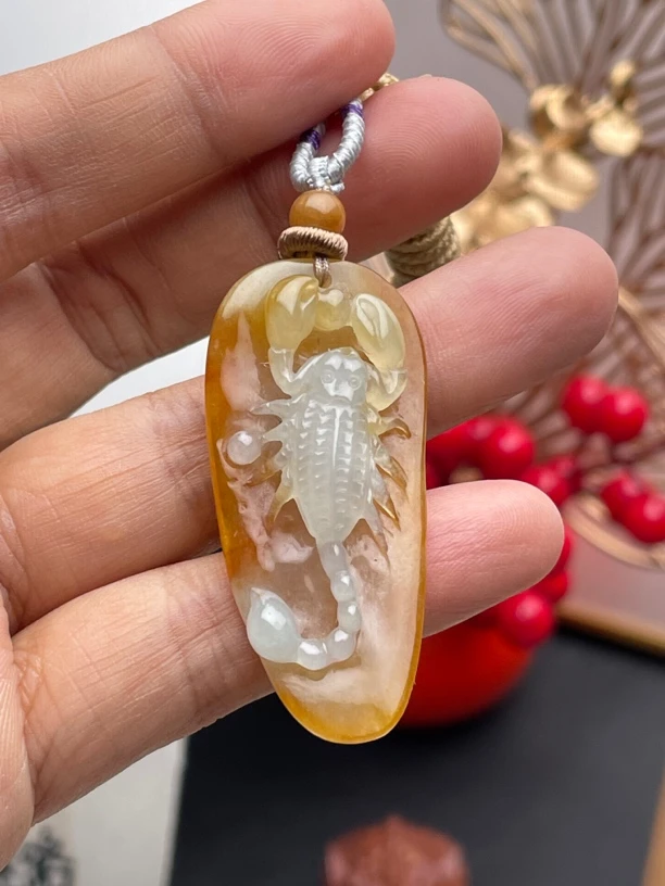 清！天然缅甸翡翠A货黄翡蝎子