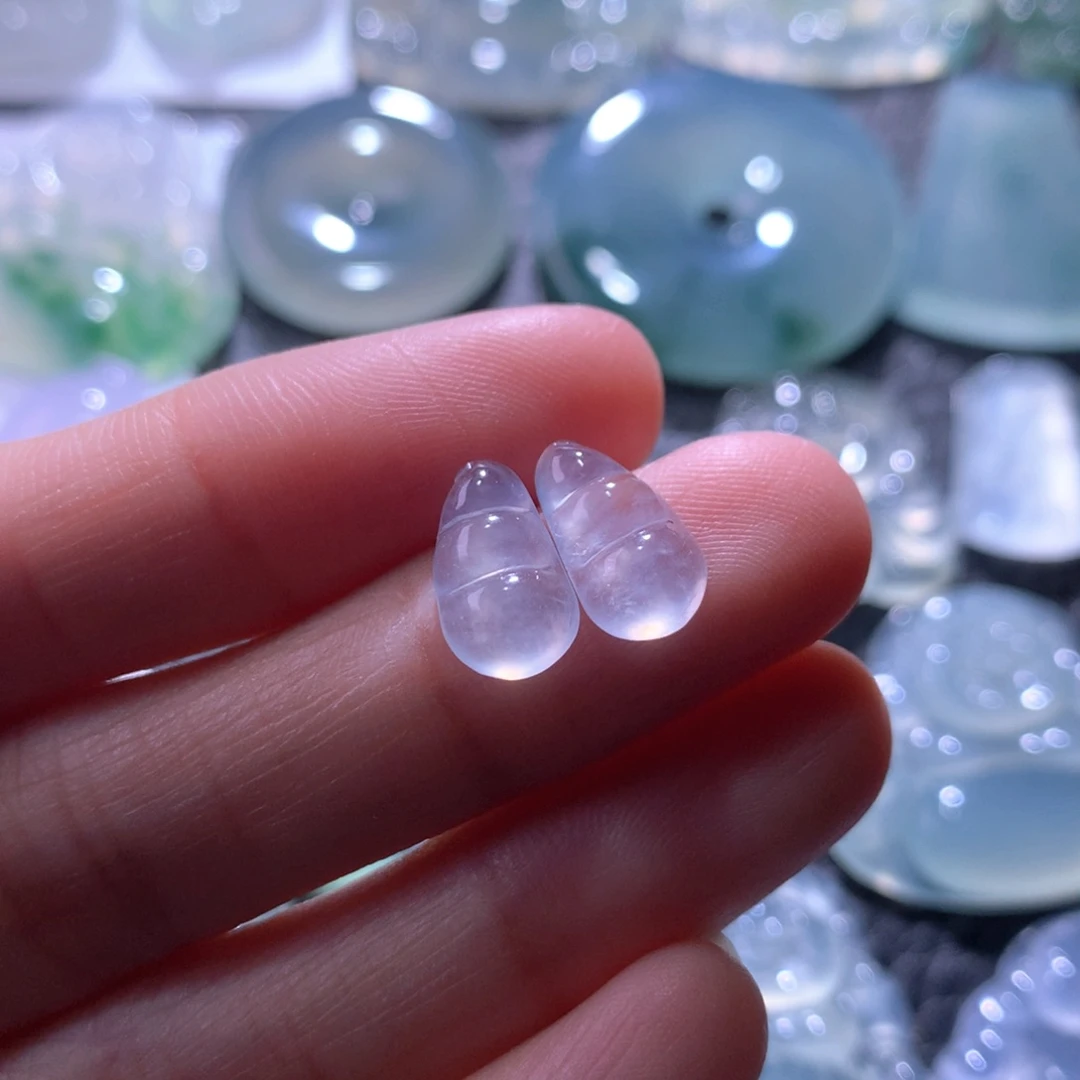 翡翠未镶嵌颈饰一对