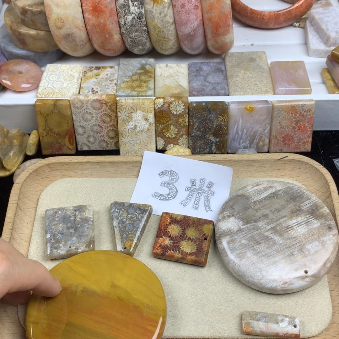 煒***w硅化珊瑚（珊瑚玉）未镶嵌颈饰