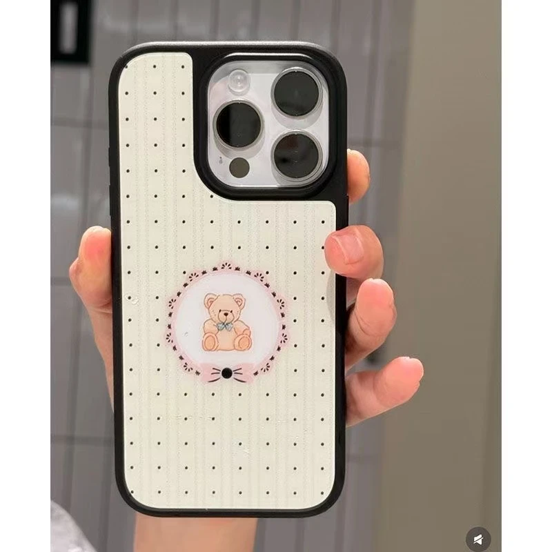 可爱波点熊插图适用苹果17Promax手机壳16磨砂15黑框14卡通13防摔