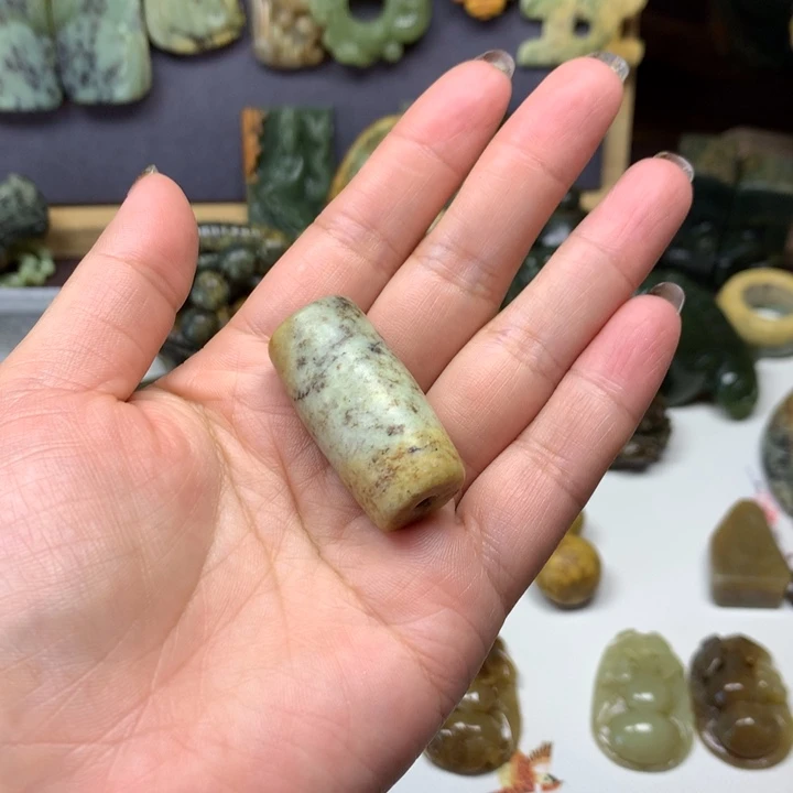 透闪石质玉未镶嵌颈饰