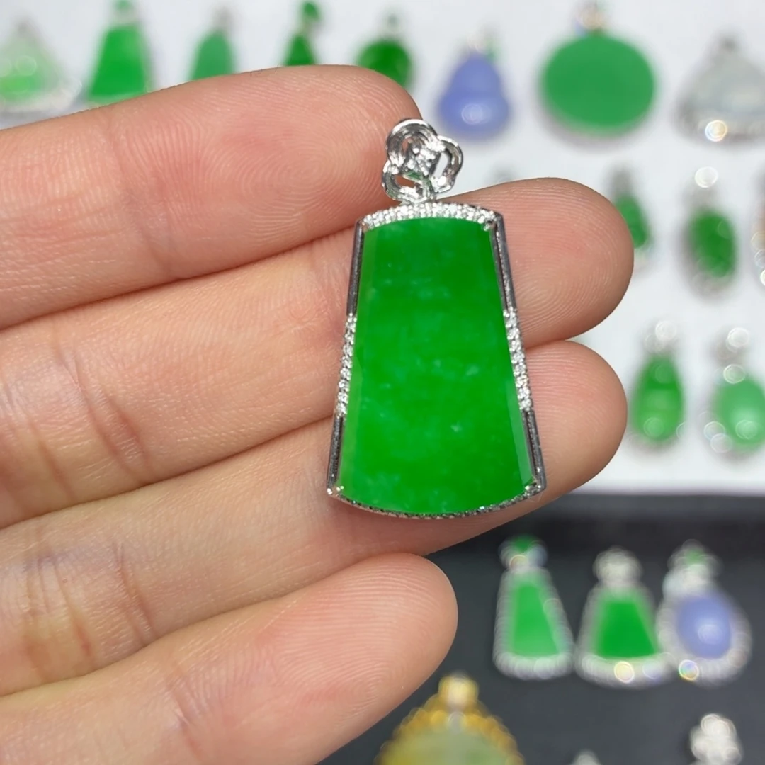 如***意翡翠18K金镶嵌颈饰无事牌缅甸翡翠