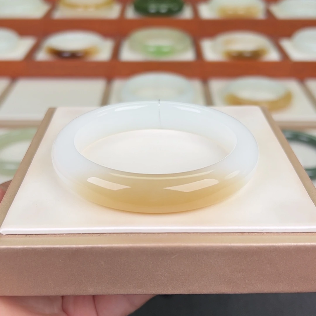 和田玉手镯未镶嵌一口糖