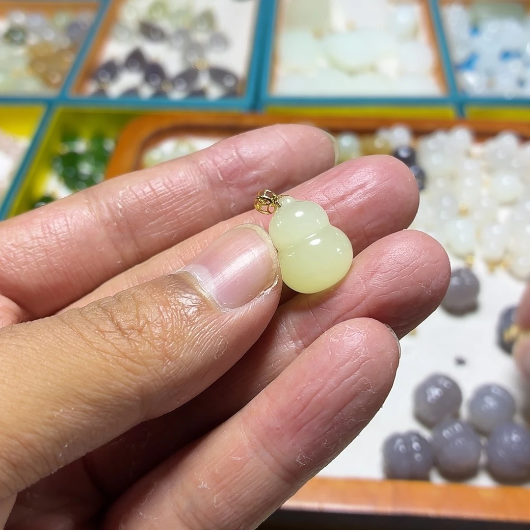 魚***吾和田玉18K金镶嵌颈饰