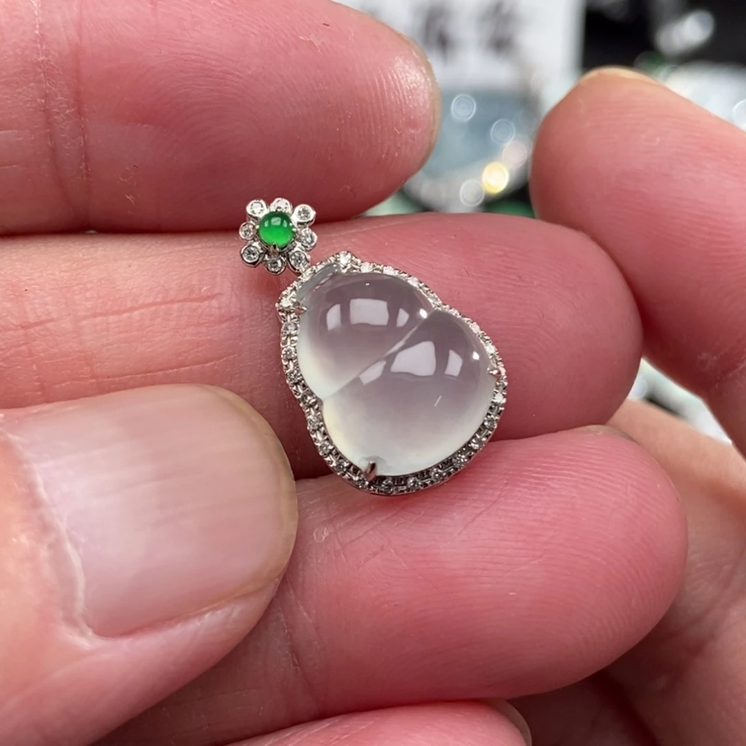 颈饰18K金镶嵌翡翠葫芦