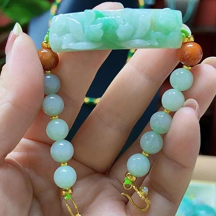 翡翠未镶嵌颈饰手牌