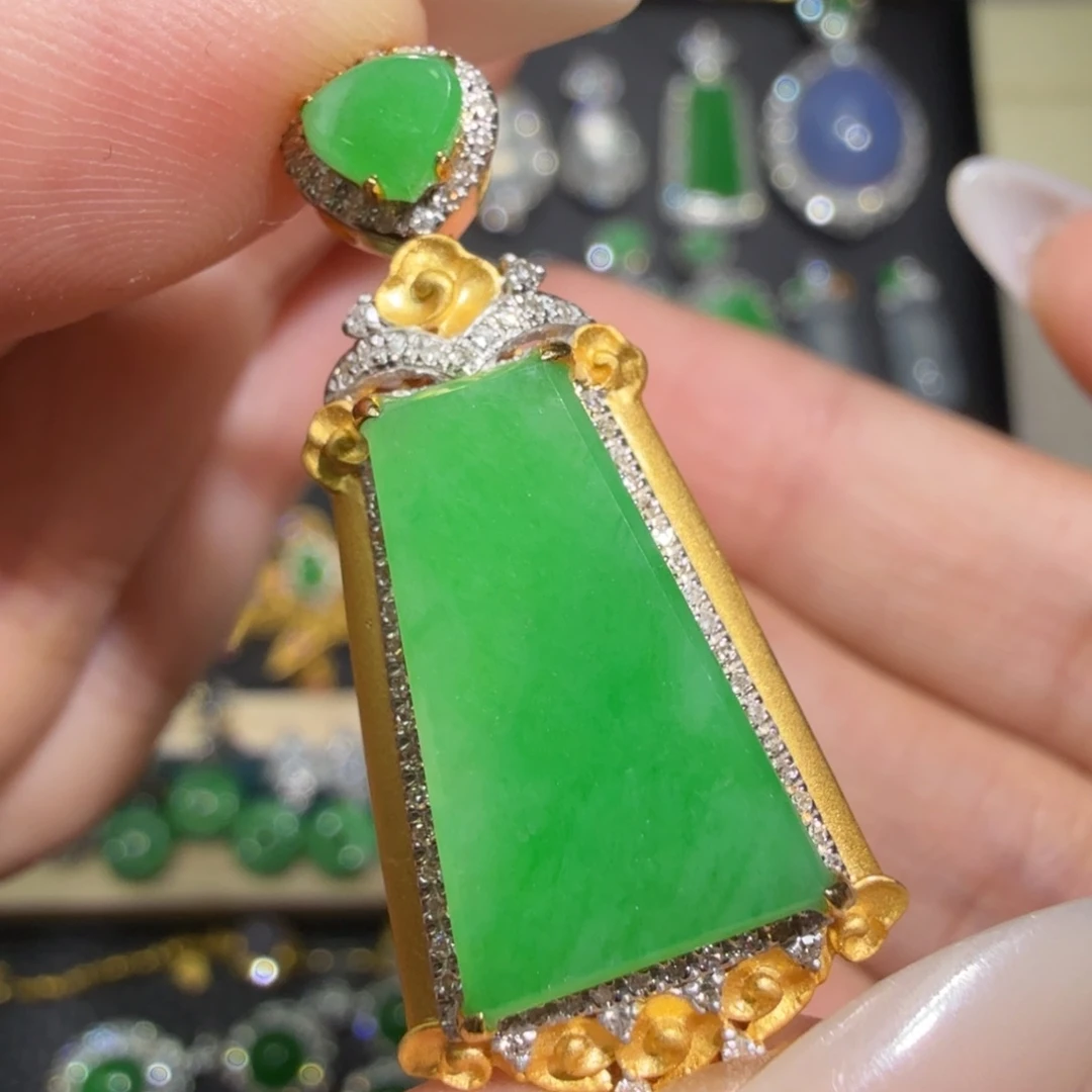 颈饰18K金镶嵌翡翠