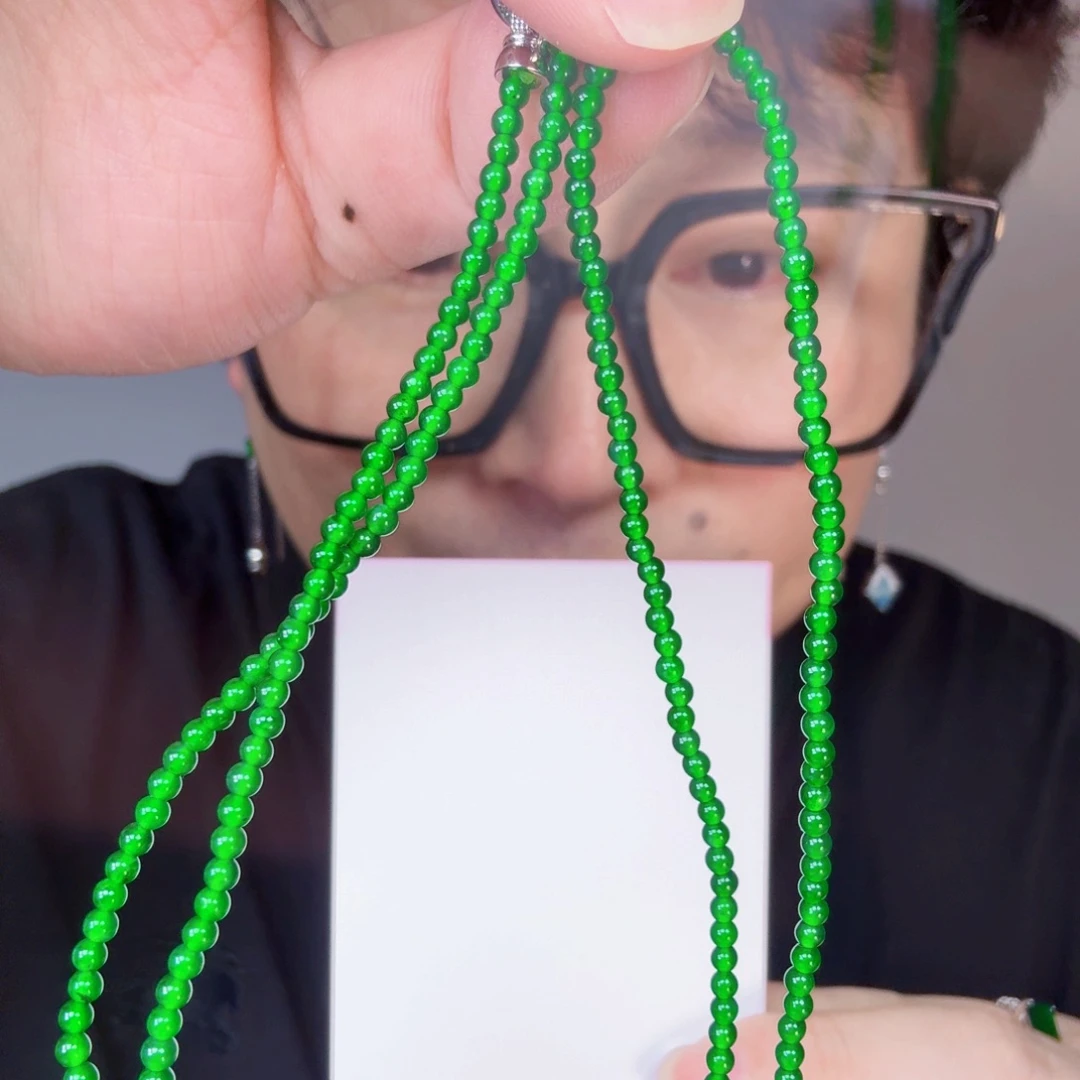 翡翠未镶嵌颈饰一件