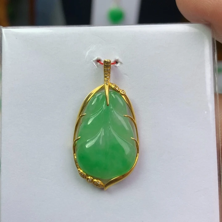 颈饰18K金镶嵌翡翠