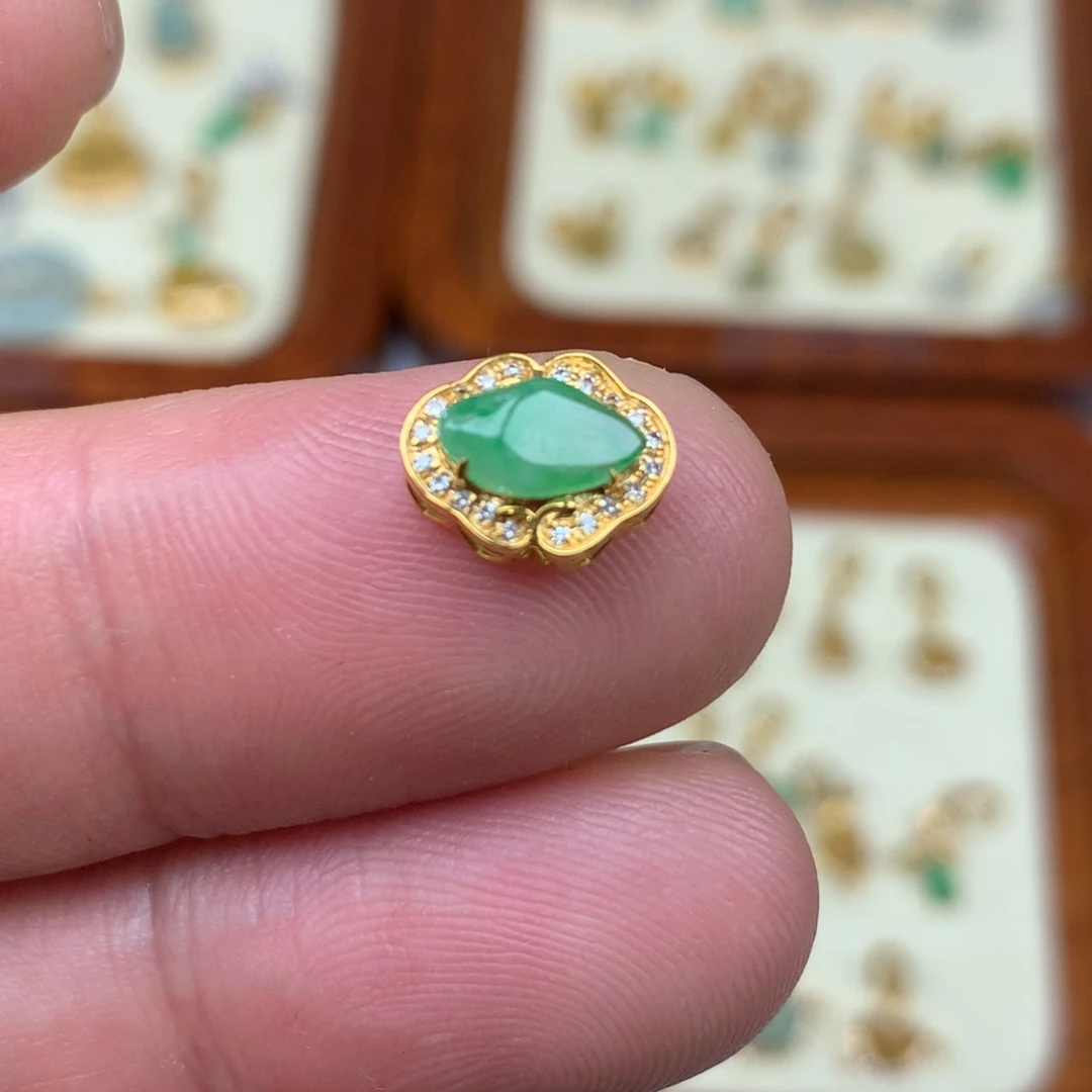 翡翠18K金镶嵌颈饰随形