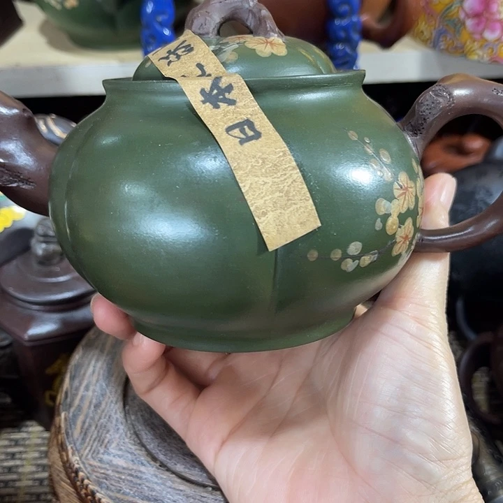 茶壶紫泥原矿泥料手工制作的一把紫砂壶。