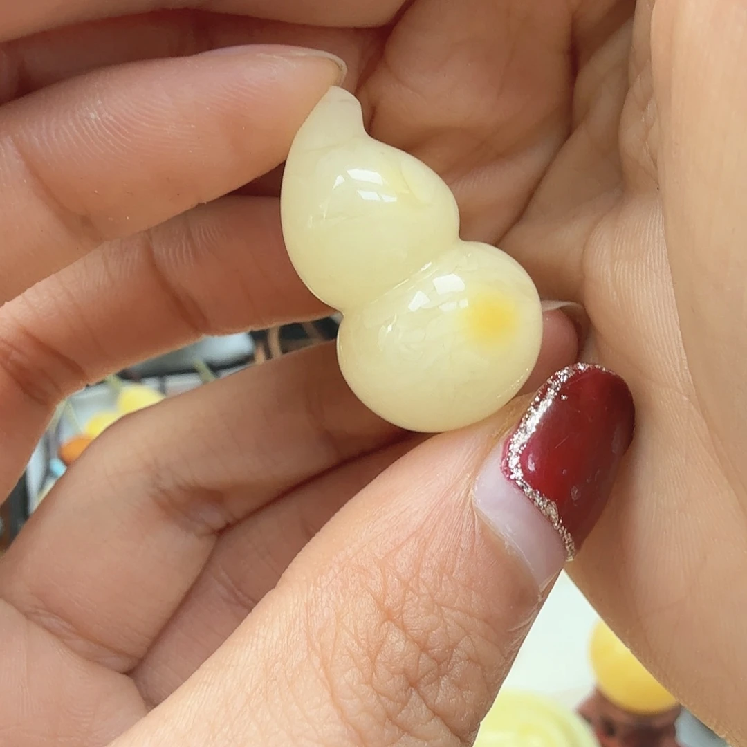 琥珀裸石未镶嵌……