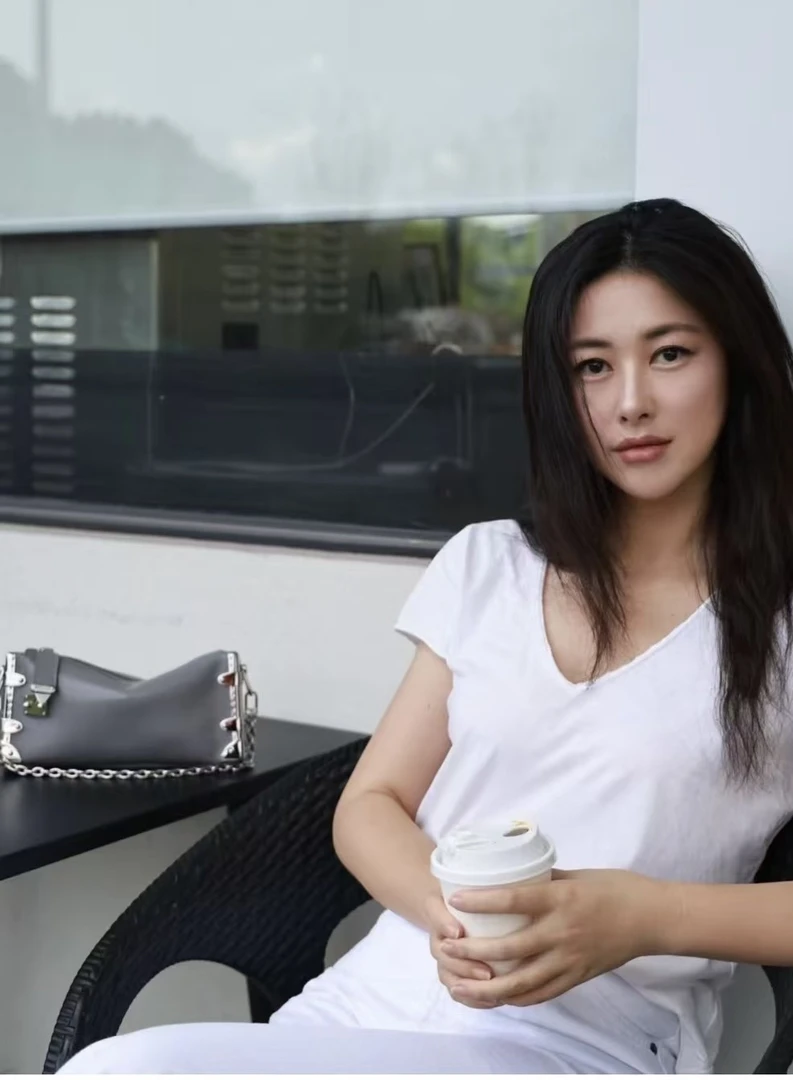 元 朱珠同款英国本土V领T恤 经典高级～