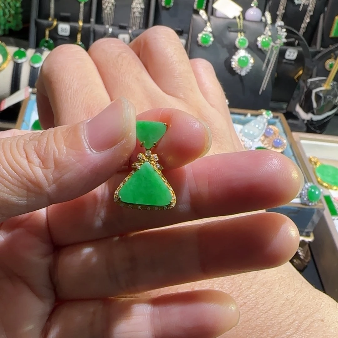 翡翠18K金镶嵌颈饰吊坠