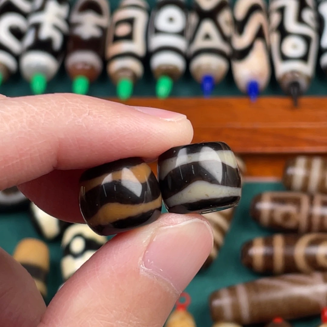 玛瑙/玉髓裸珠12mm 曲贡牙2粒