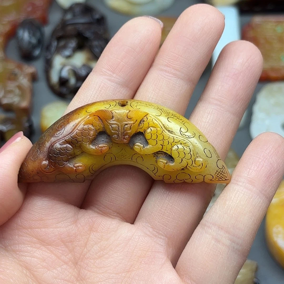 飞***鱼和田玉未镶嵌颈饰