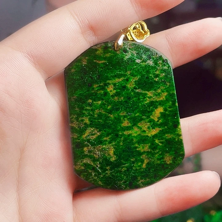 翡翠未镶嵌颈饰多样性