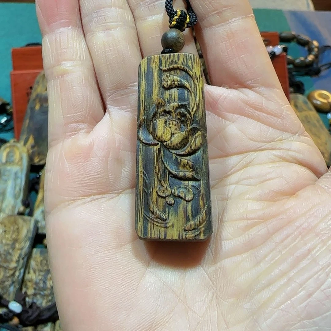 沉香吊坠老*哥海南白奇乌身老料树心荷花带绳7.4