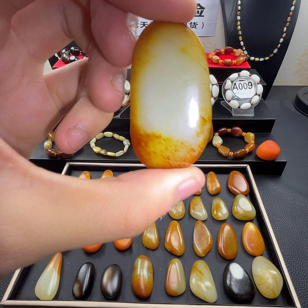 和田玉未镶嵌吊坠(赠链)