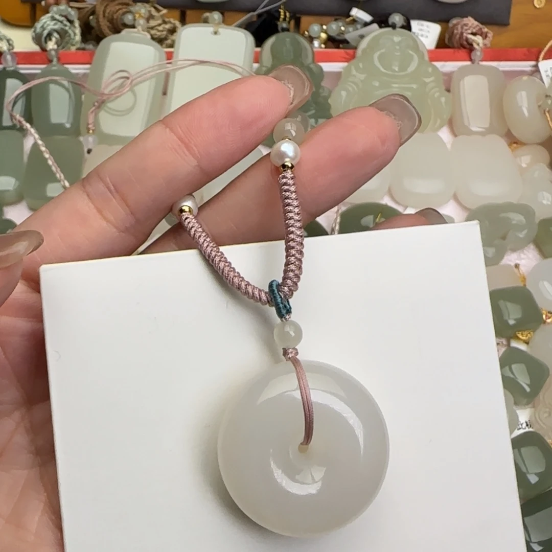 M***e和田玉未镶嵌颈饰