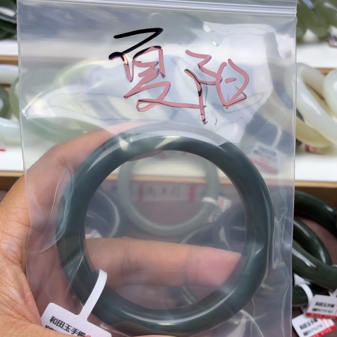 夏***肩和田玉手镯未镶嵌