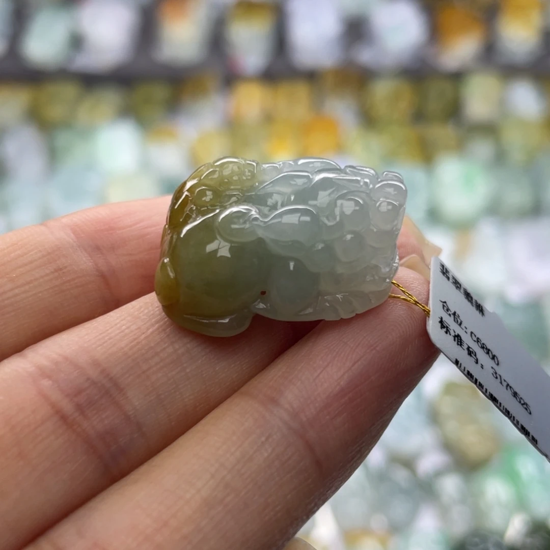 翡翠未镶嵌颈饰貔貅