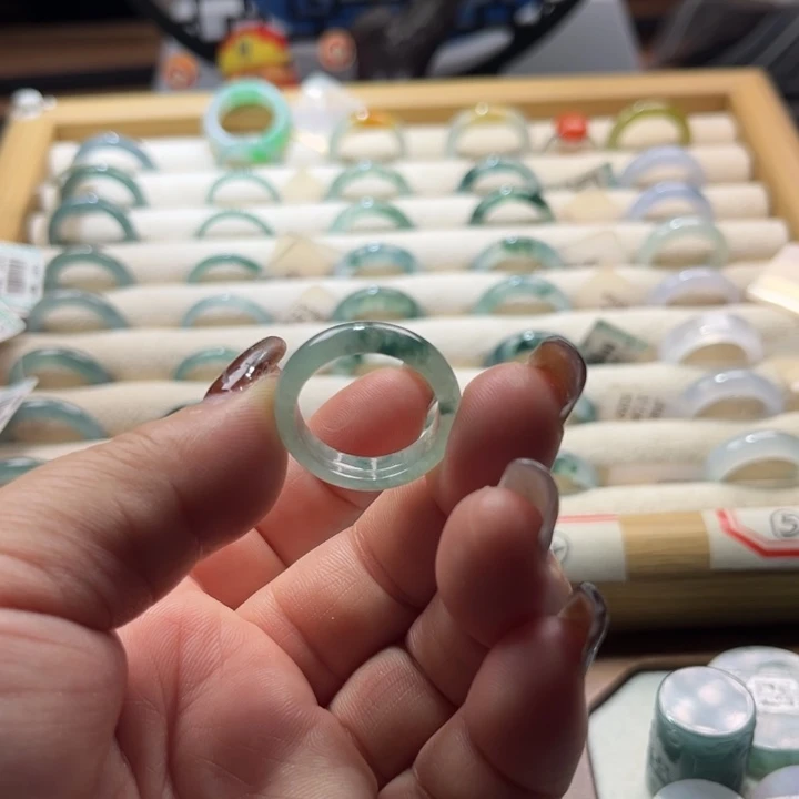 翡翠未镶嵌戒指飘花