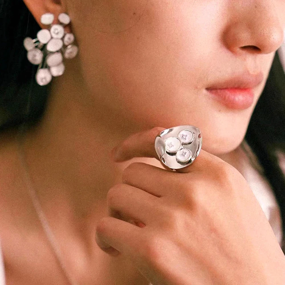 铜合金耳饰 单依纯同款白色珊瑚耳环戒指女夸张高级感耳钉耳饰潮