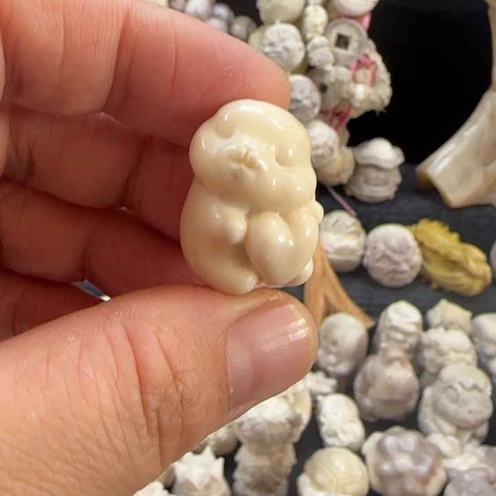 非金属配饰鹿角雕刻小兔