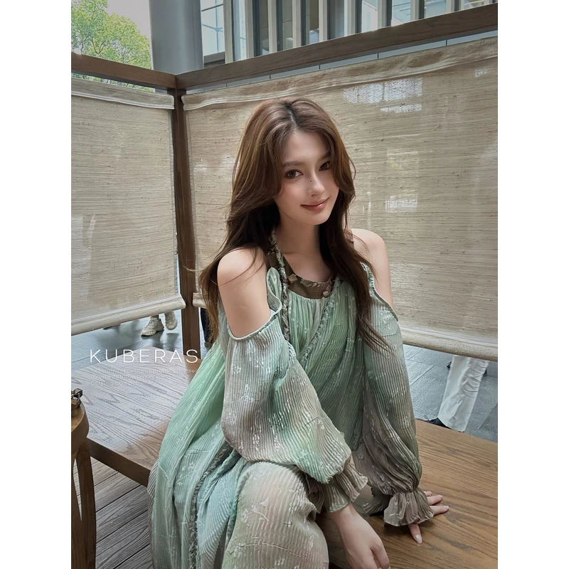 KUBERAS 撞色渐变设计感露肩泡泡袖压皱连衣裙小众A字宽松长裙