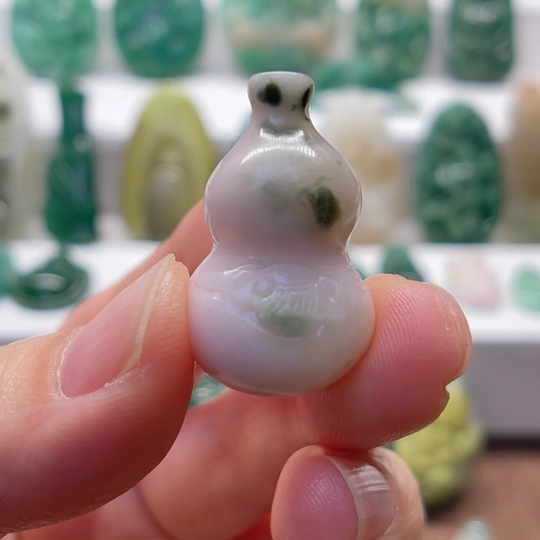 简***人独山玉未镶嵌颈饰