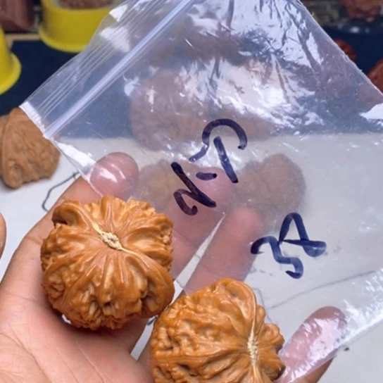 【闪购商品】文玩核桃吊坠小***股白狮