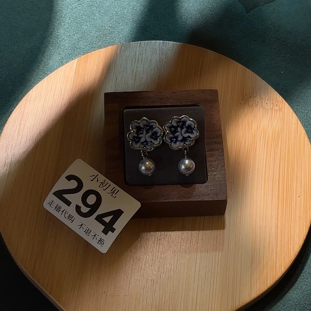 修***媛耳饰带珍珠一个一个