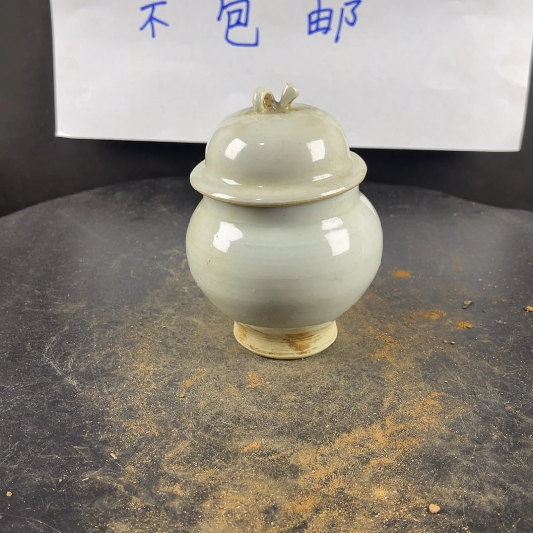 罐漂亮的小瓷器和