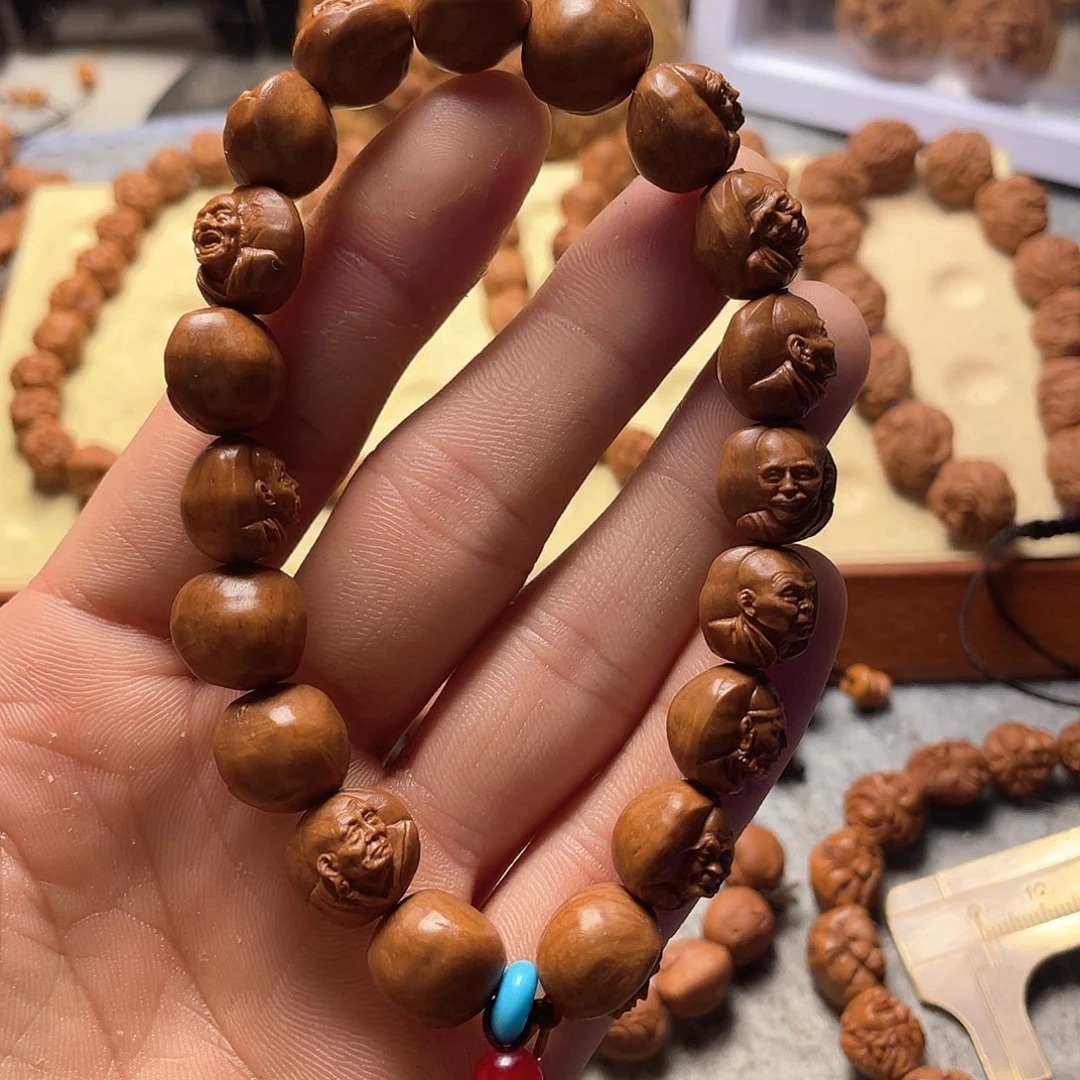 龙纹桃核雕刻三风罗汉