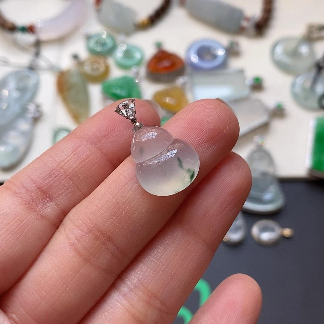 翡翠颈饰18K金镶嵌冰飘花葫芦吊坠