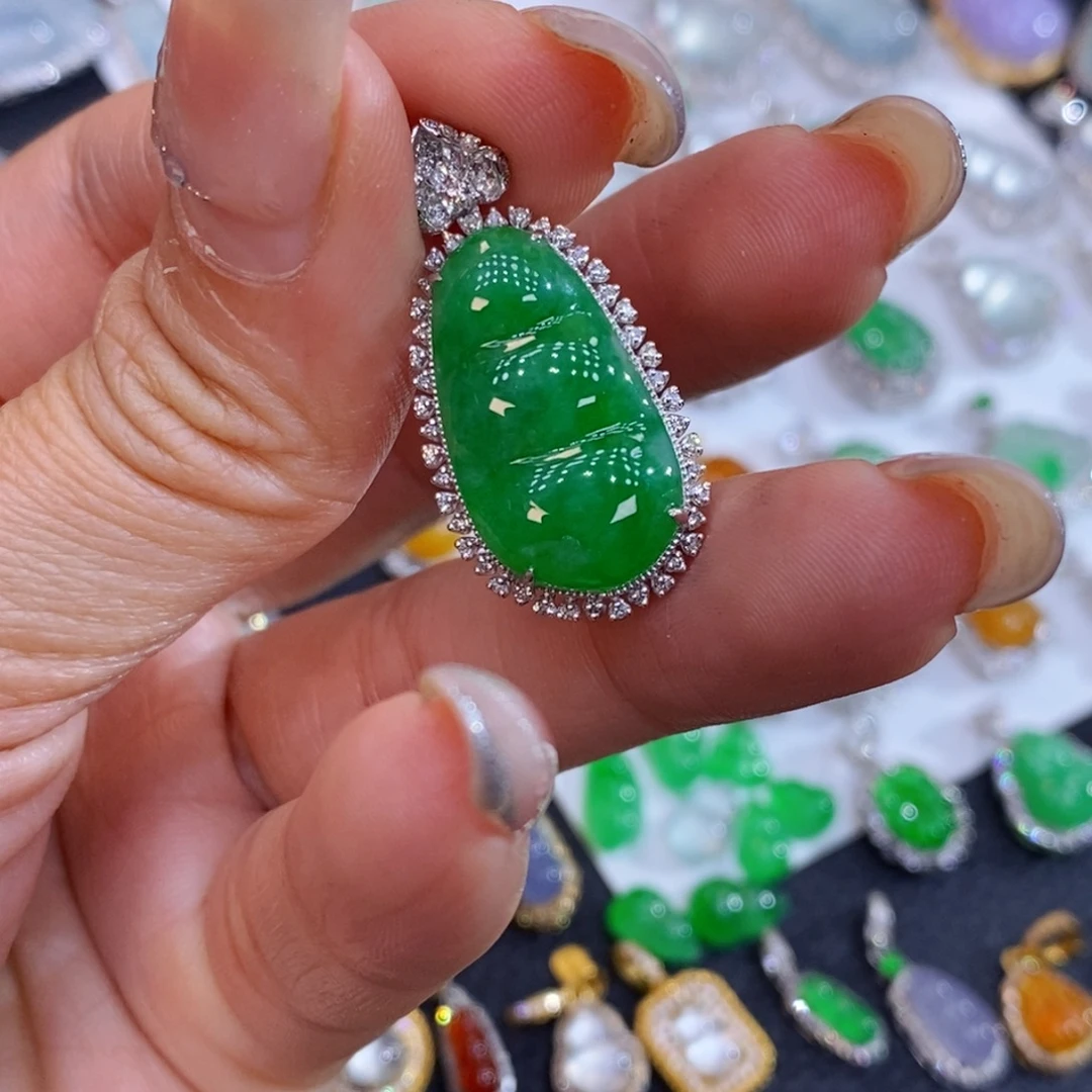 翡翠18K金镶嵌颈饰